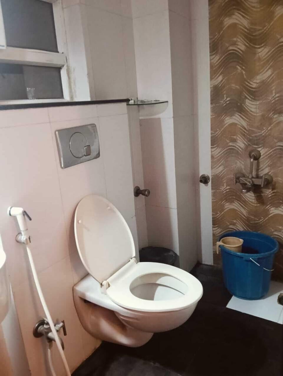 Executive Room | Bathroom | Shower, free toiletries, towels
