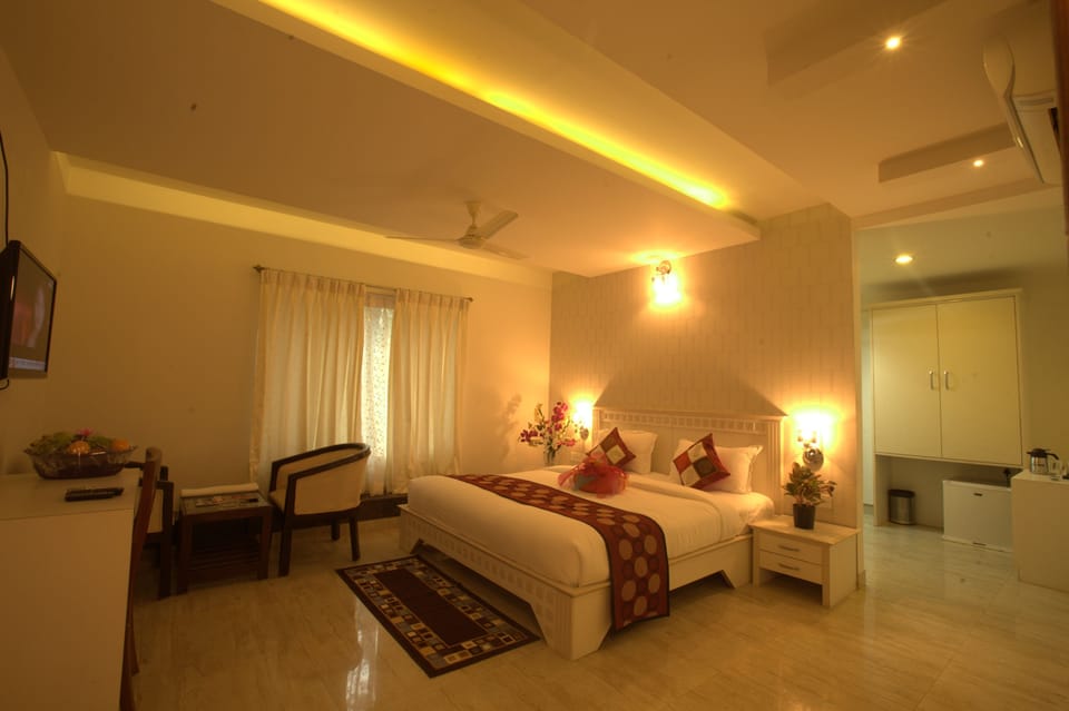 Luxury Room | Minibar, in-room safe, desk, blackout drapes