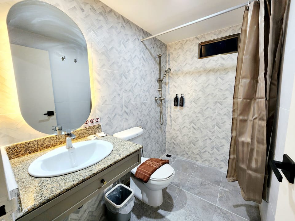 Superior Twin Room | Bathroom | Shower, towels, soap, shampoo