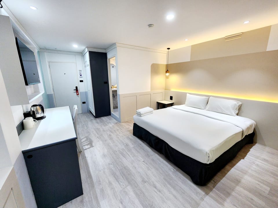 Deluxe Double Room | In-room safe, desk, blackout drapes, free WiFi