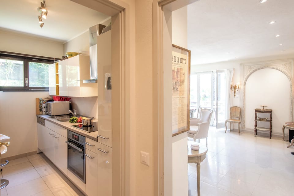 Standard Apartment, Multiple Bedrooms (Queen Lake View) | Private kitchen | Fridge, microwave, oven, stovetop