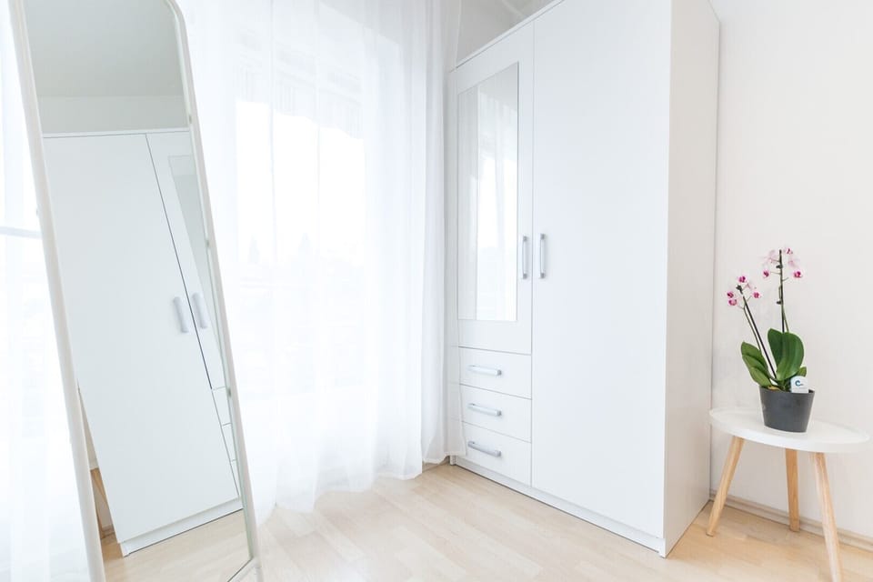 Spacious and cozy bedroom with a warm atmosphere and plenty of natural light, perfect for rest and relaxation.