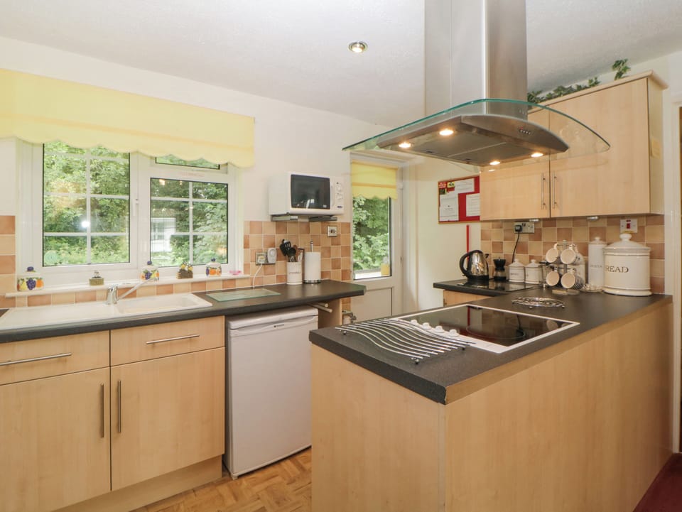 Cottage | Private kitchen | Fridge, electric kettle, toaster, cookware/dishes/utensils