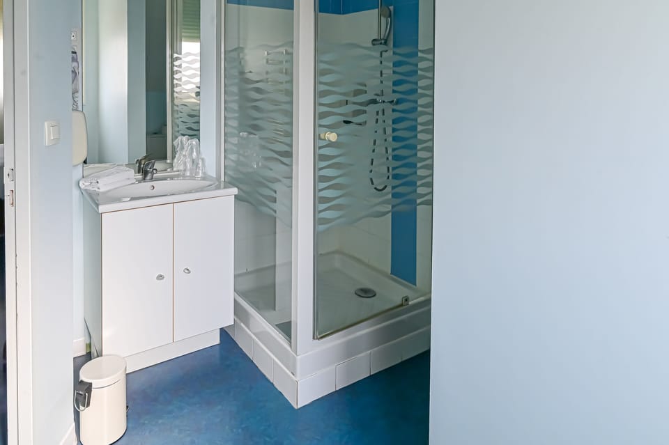 Family Triple Room | Bathroom | Hair dryer, towels, shampoo