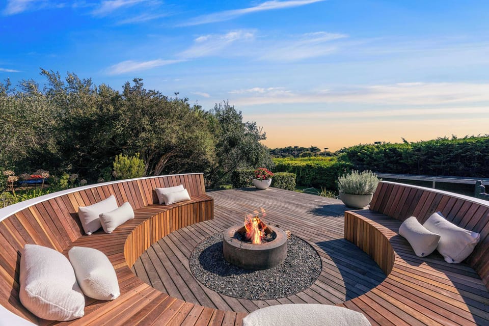 Outdoor lounge & firepit