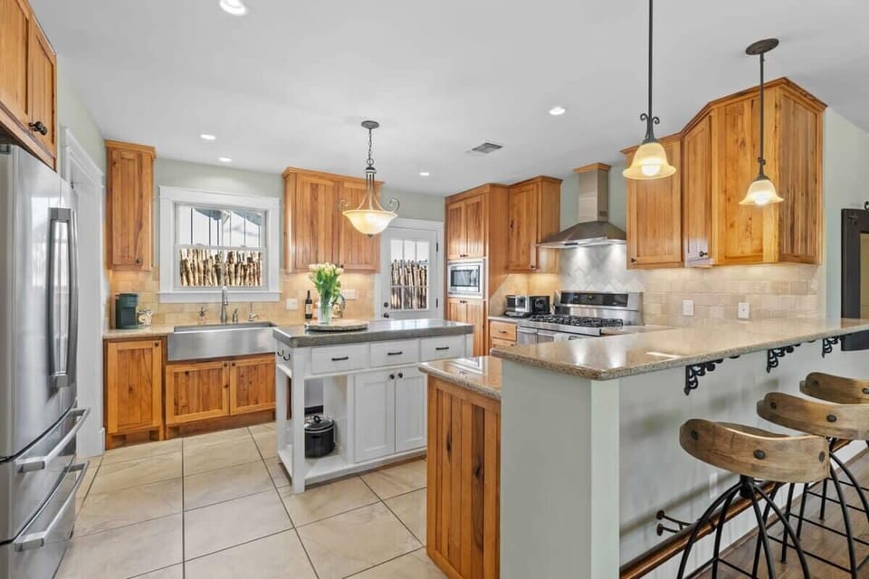Kitchen with ice machine, water filter and backyard access.