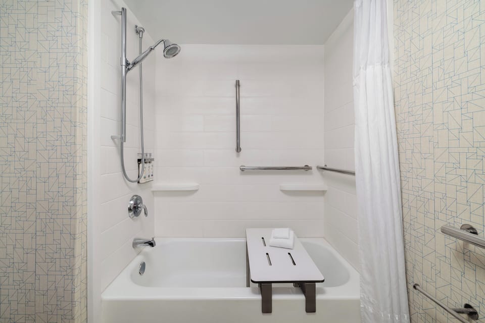 Combined shower/tub, free toiletries, hair dryer, towels