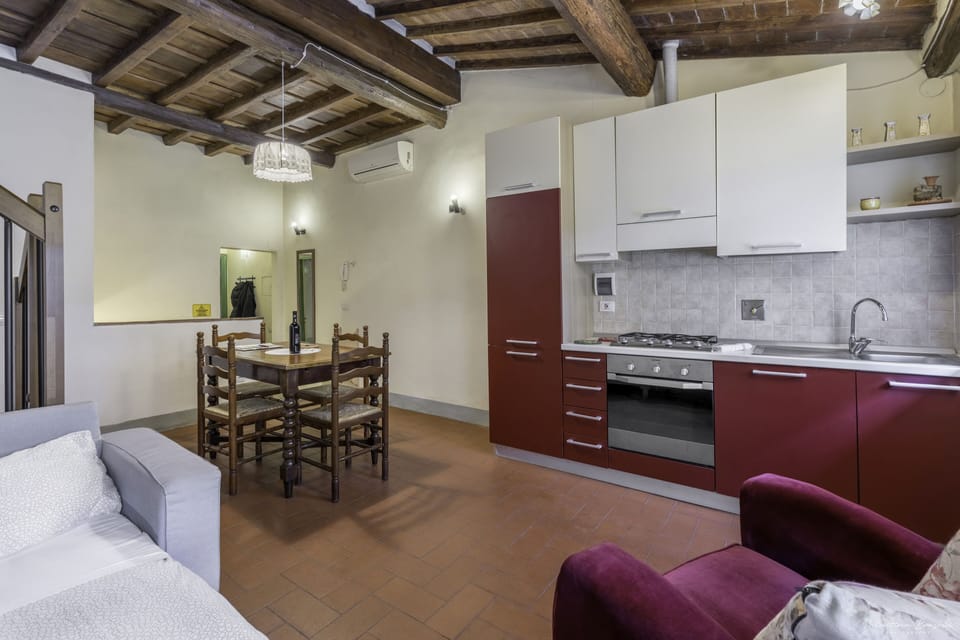 Traditional Apartment | Private kitchen | Full-size fridge, oven, dishwasher, coffee/tea maker