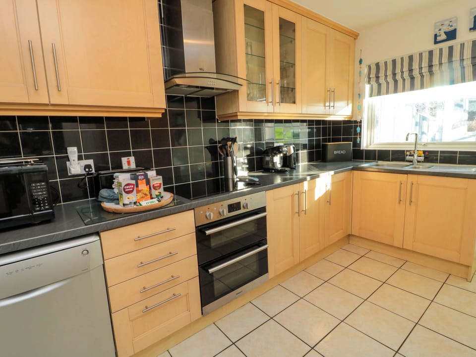 Cottage | Private kitchen | Fridge, dishwasher, electric kettle, toaster