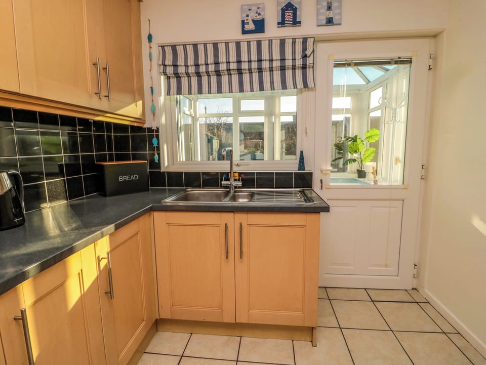 Cottage | Private kitchen | Fridge, dishwasher, electric kettle, toaster