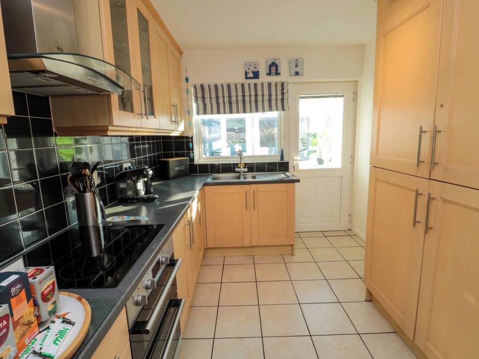Cottage | Private kitchen | Fridge, dishwasher, electric kettle, toaster