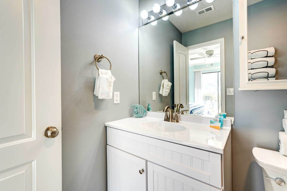 Full Bathroom | Shower/Tub Combo | Hair Dryer