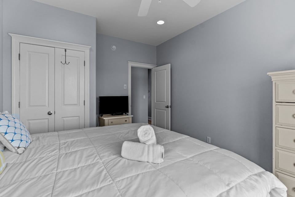 King bedroom downstairs
