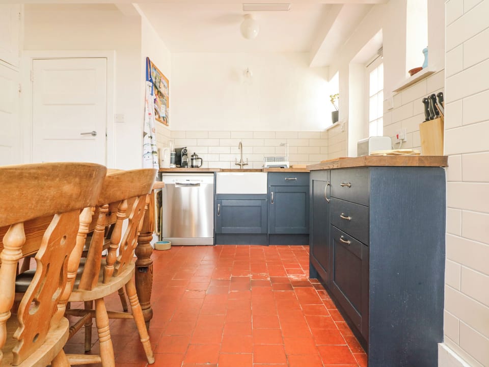 Cottage | Private kitchen | Fridge, dishwasher, cookware/dishes/utensils