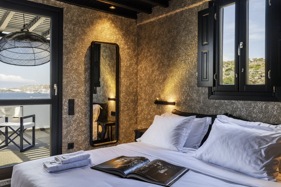Executive Suite | Premium bedding, memory foam beds, free minibar items, laptop workspace