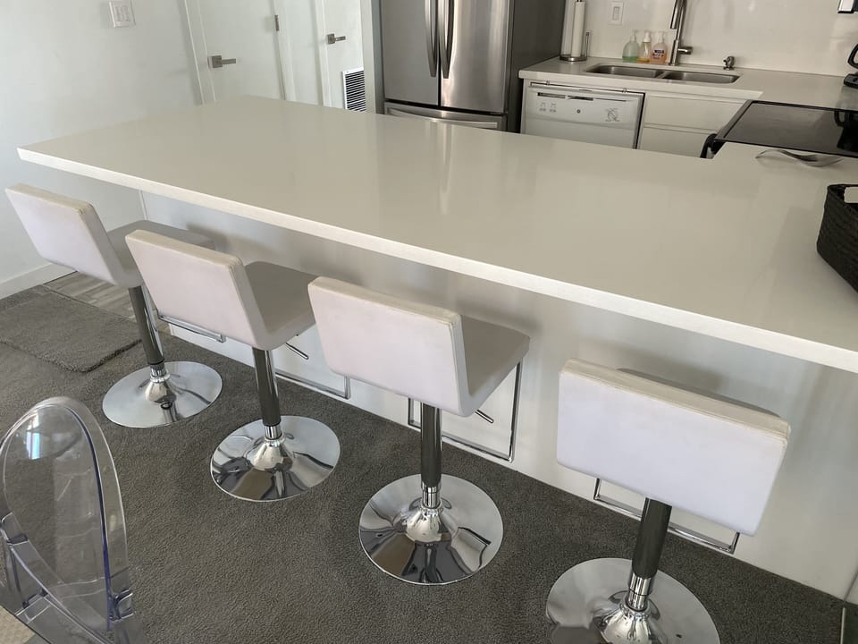 Additional Seating for 4 at the Breakfast Bar