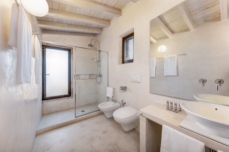 Superior Studio Suite | Bathroom | Shower, rainfall showerhead, free toiletries, hair dryer