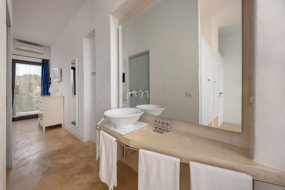 Superior Quadruple Room | Bathroom | Shower, rainfall showerhead, free toiletries, hair dryer