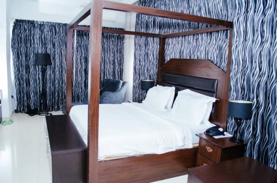 Business Room | Premium bedding, minibar, in-room safe, blackout drapes