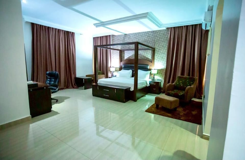Deluxe Room | Premium bedding, minibar, in-room safe, blackout drapes