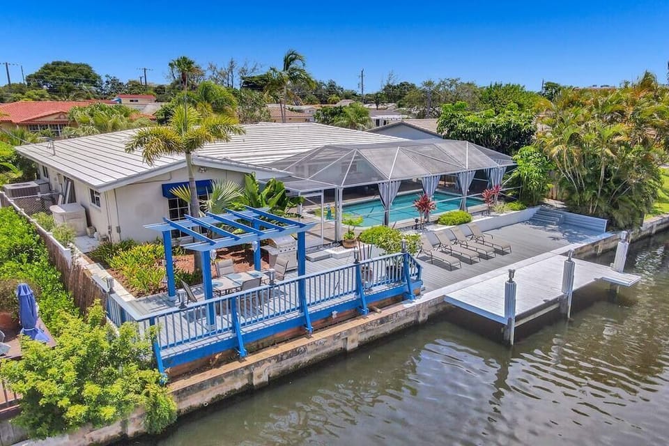 Big Waterfront 4 sleeping rooms Villa with covered Heated pool, BBQ and Deck. 