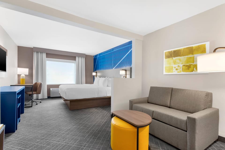 Suite, 1 King Bed with Sofa bed | Desk, laptop workspace, blackout drapes, iron/ironing board
