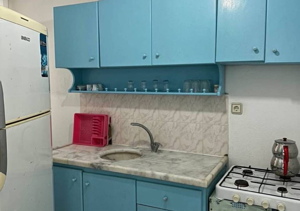 Basic Apartment | Private kitchen | Fridge, stovetop, cookware/dishes/utensils, kitchen islands