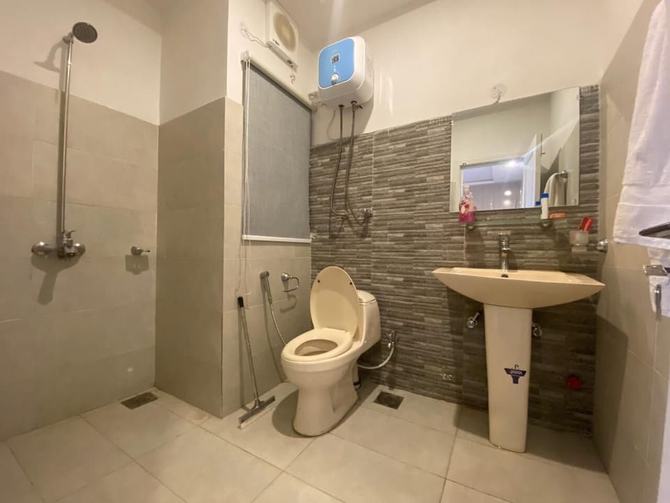 Executive Studio Suite | Bathroom | Slippers