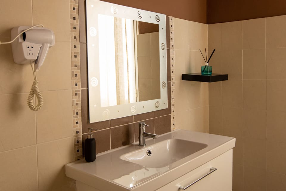 Classic Twin Room | Bathroom | Shower, rainfall showerhead, hair dryer, towels