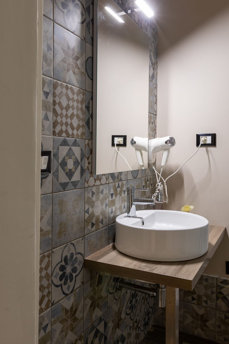 Classic Quadruple Room | Bathroom | Shower, rainfall showerhead, hair dryer, towels