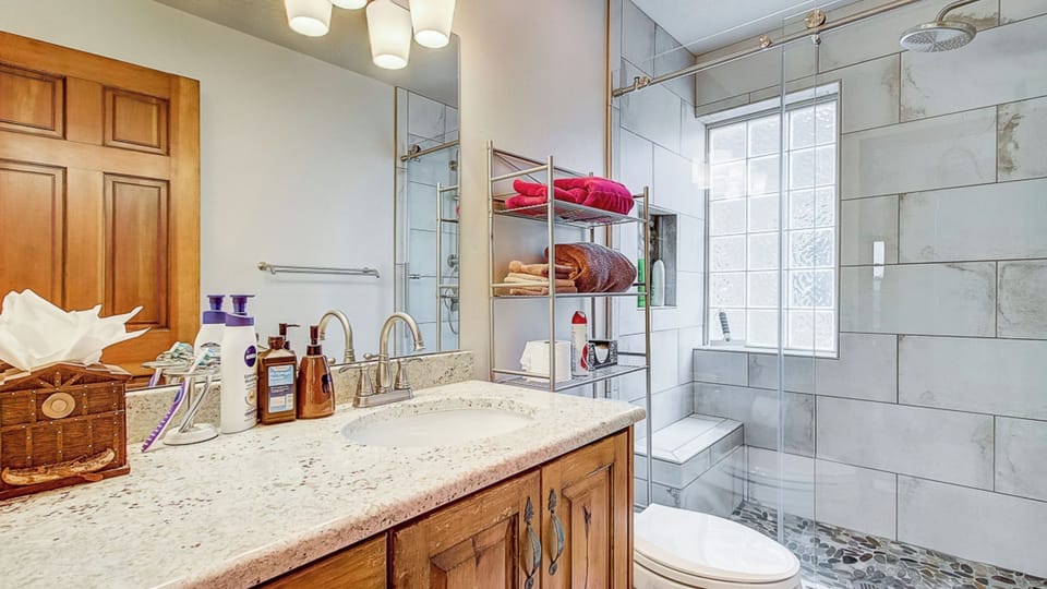 Hot Tub, Walk to Main Street + Town Ski Lift Park Ave Getaway by Avantstay Cottage in Park City
