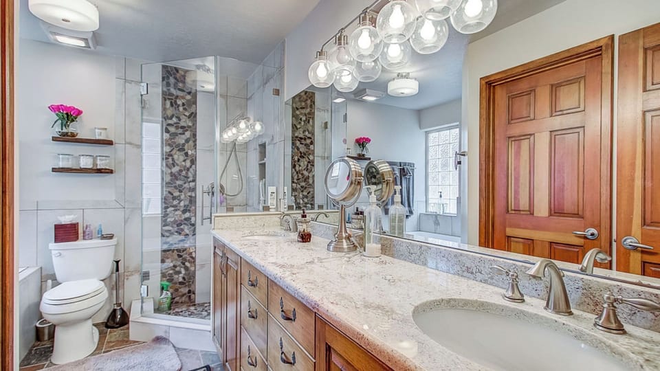 Hot Tub, Walk to Main Street + Town Ski Lift Park Ave Getaway by Avantstay Cottage in Park City