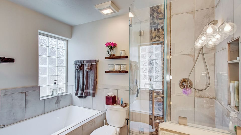 Hot Tub, Walk to Main Street + Town Ski Lift Park Ave Getaway by Avantstay Cottage in Park City