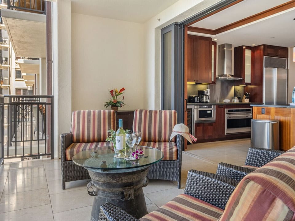 Kitchen opens into the lanai