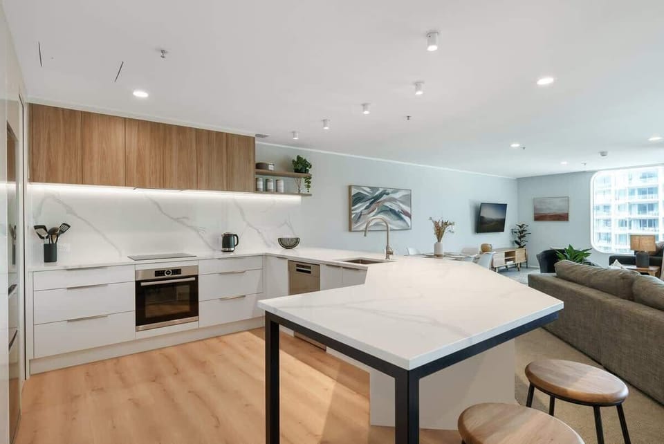 Large contemporary well- equipped kitchen 