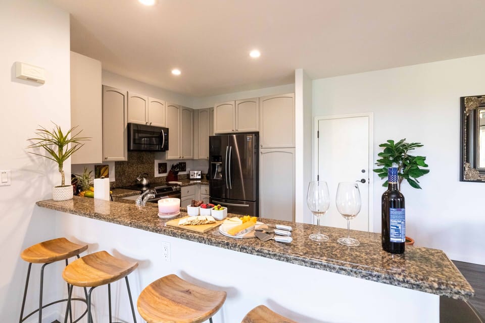 Full-size fridge, microwave, oven, stovetop