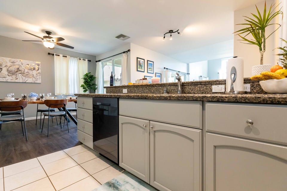 Full-size fridge, microwave, oven, stovetop