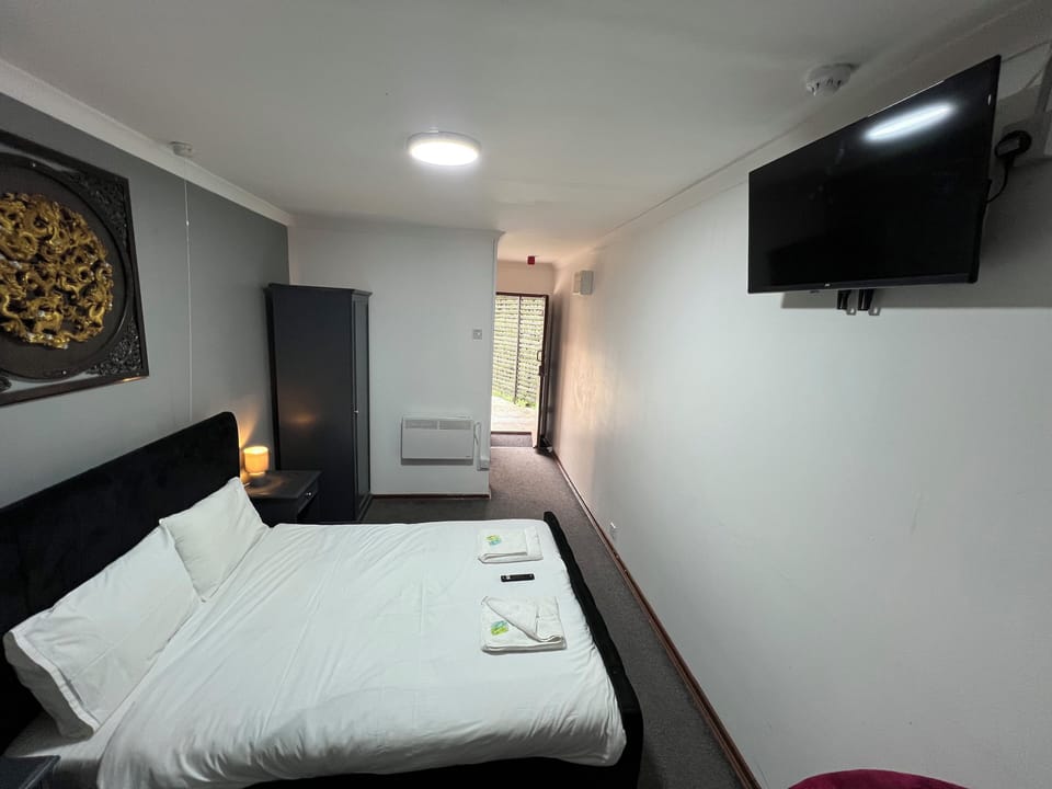 Desk, soundproofing, iron/ironing board, free WiFi