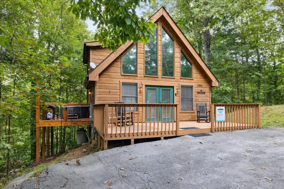 The best Smoky Mountains Cabin Rentals with hot tub | Great Smoky Mountains Cabin Rentals | Gatlinburg Cabin Rentals | Pigeon Forge Cabin Rentals | Cabins with Hot Tubs | Cabin Rentals With A Hot Tub