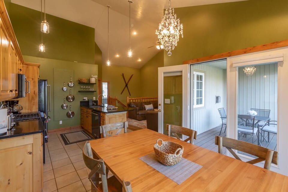 Dining that opens up to the outdoor living area.