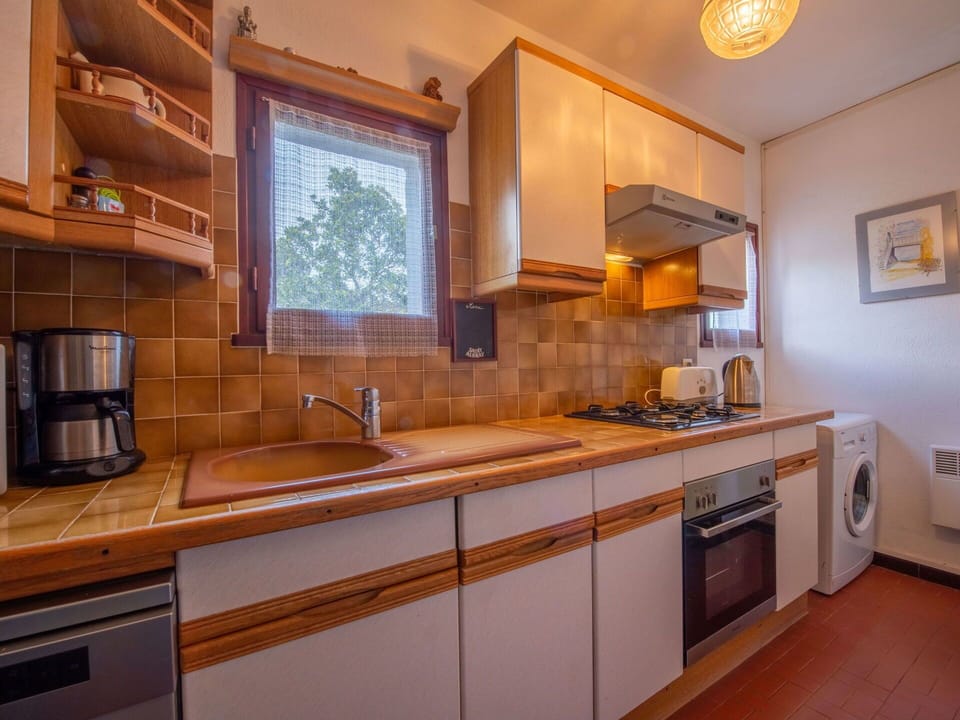 Tap, Cabinetry, Kitchen Sink, Countertop, Property, Sink, Wood, Plumbing Fixture, Kitchen, Home Appliance