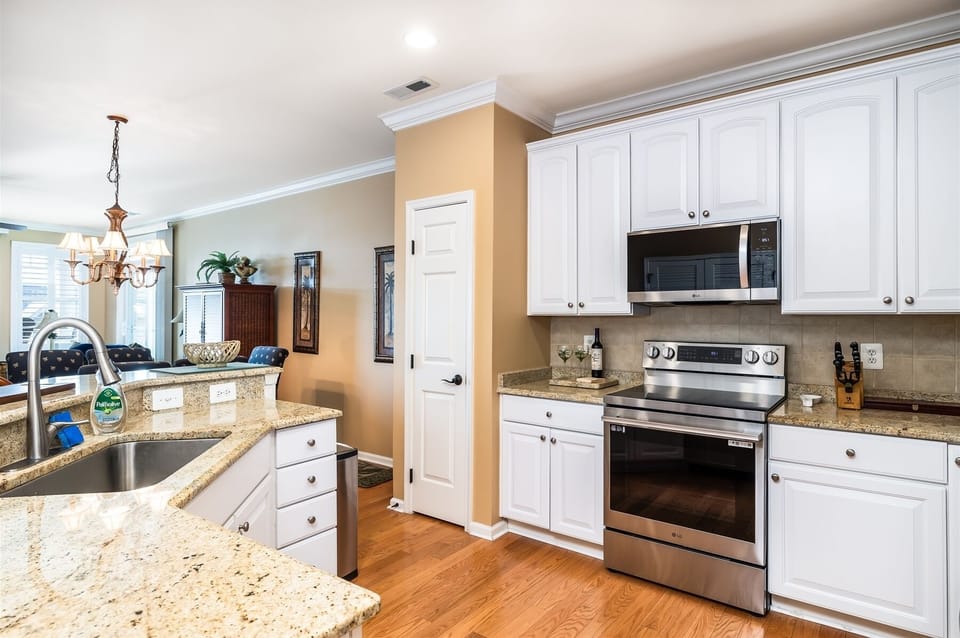 Sunset Island 37 Fountain Drive West, Unit 5E Kitchen