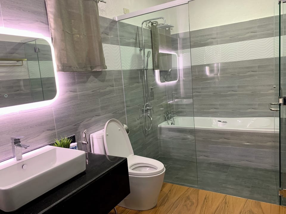 Executive Single Room, Multiple Beds, Non Smoking, Garden View | Bathroom | Separate tub and shower, free toiletries, hair dryer, slippers