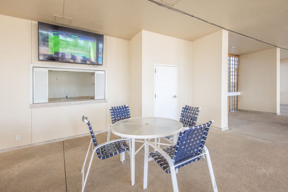 Enjoy the common outdoor area on the beautiful grounds of The Galvestonian!