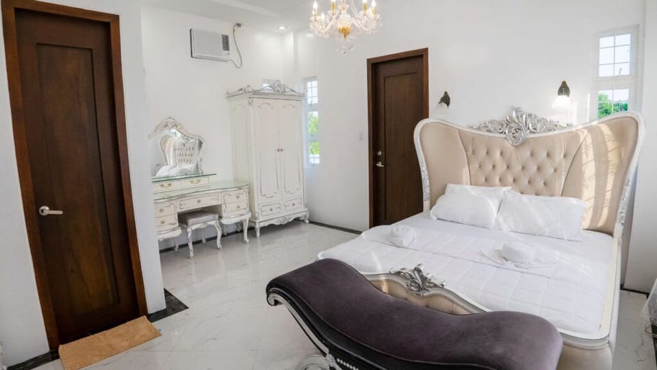 Deluxe Double Room, 1 King Bed, Mountain View | Bed sheets