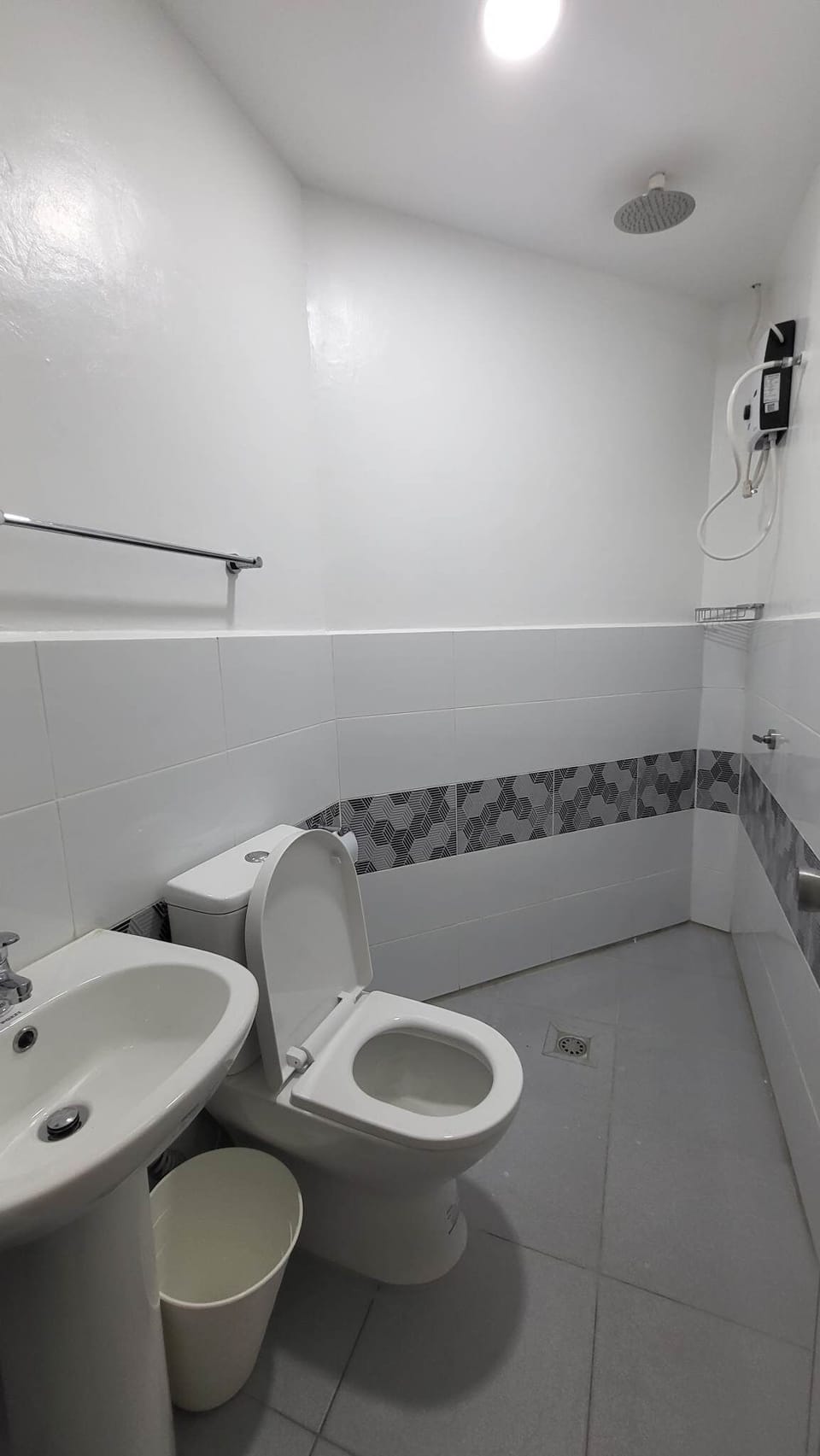 Standard Quadruple Room, 1 Bedroom | Bathroom | Shower, towels