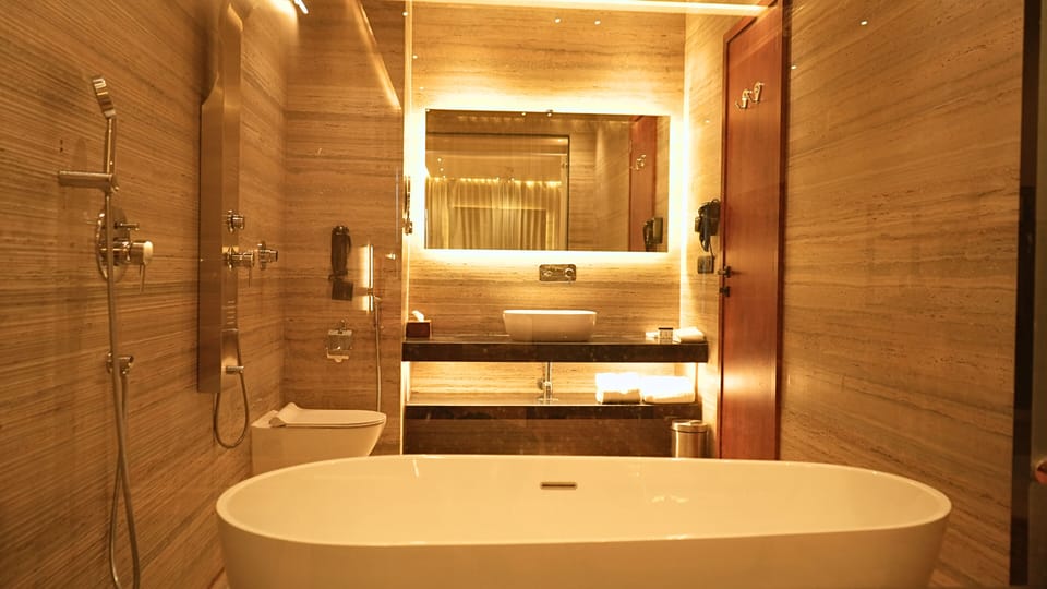 Executive Room | Bathroom | Shower, slippers, towels, shampoo