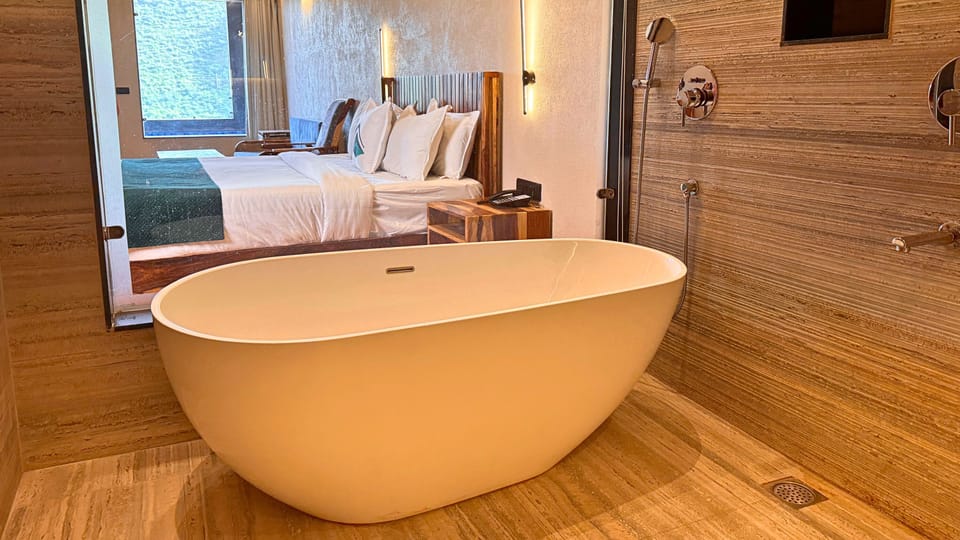 Luxury Room | Bathroom | Shower, slippers, towels, shampoo