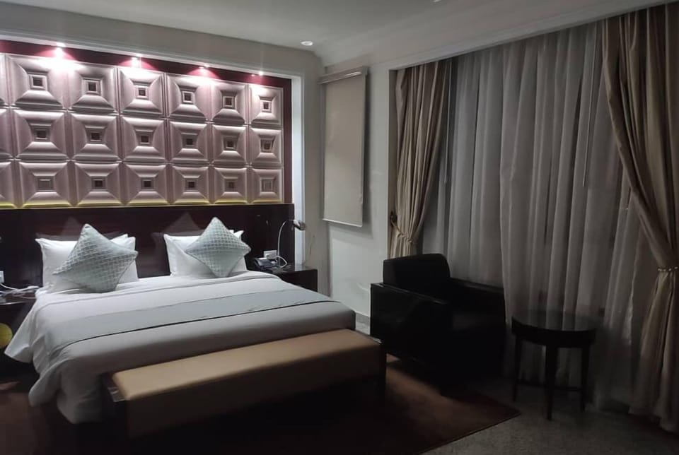 Business Studio | Desk, laptop workspace, free WiFi, bed sheets