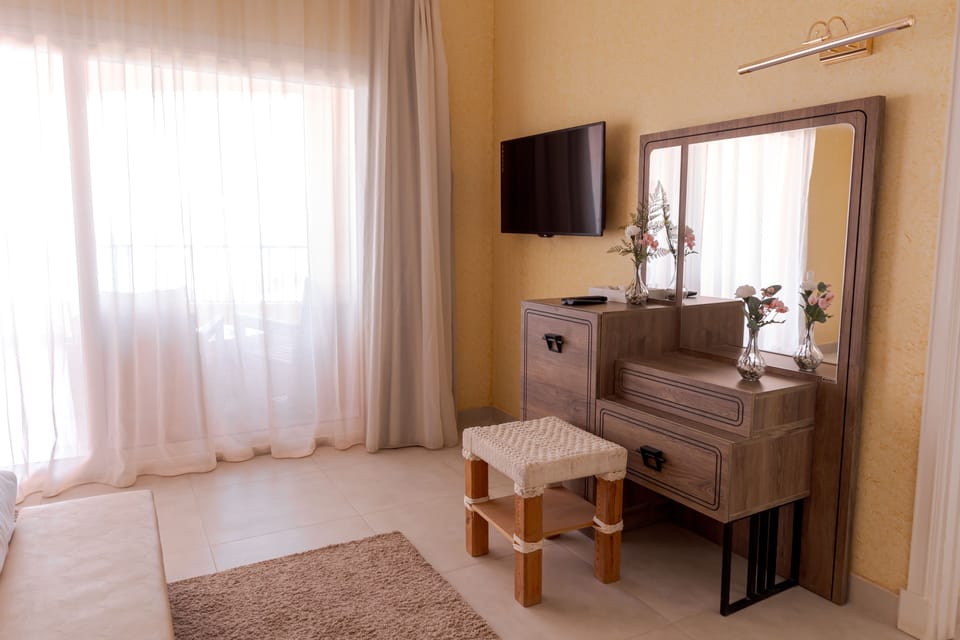 Junior Suite, 1 King Bed, Sea View | Minibar, in-room safe, blackout drapes, soundproofing